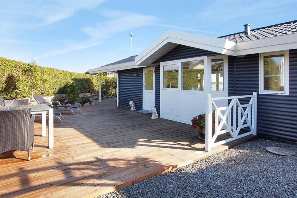 Eksklusiv Sommerhus Beliggende I Vandkanten 蒙克博 外观 照片