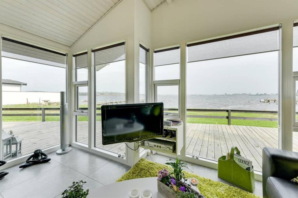 Eksklusiv Sommerhus Beliggende I Vandkanten 蒙克博 外观 照片
