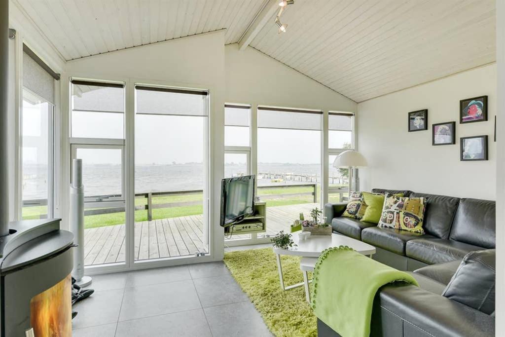 Eksklusiv Sommerhus Beliggende I Vandkanten 蒙克博 外观 照片