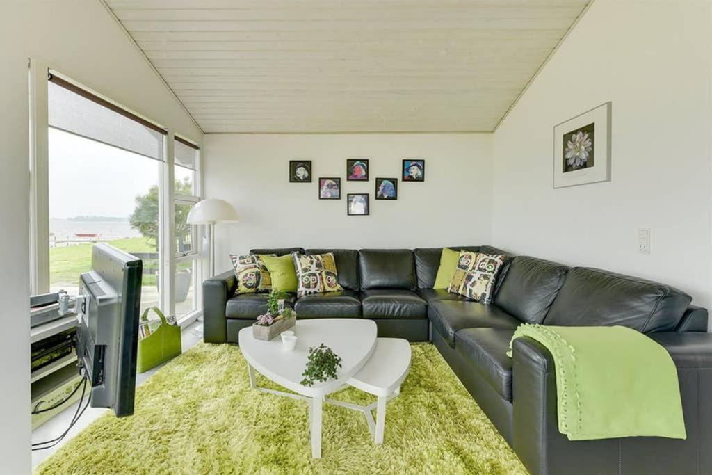 Eksklusiv Sommerhus Beliggende I Vandkanten 蒙克博 外观 照片