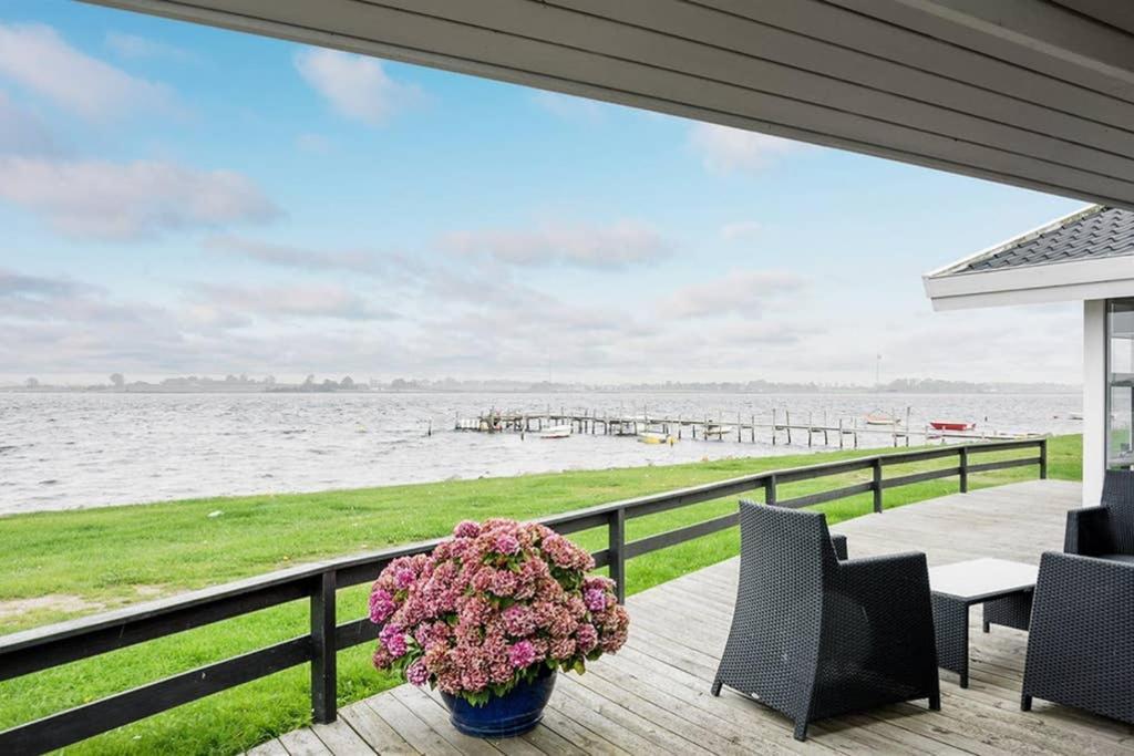 Eksklusiv Sommerhus Beliggende I Vandkanten 蒙克博 外观 照片
